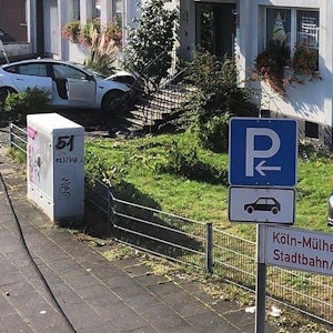 Zwei kaputte Autos liegen in einem Garten in Leverkusen-Schlebusch.