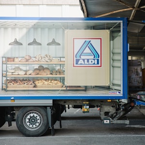 Mitarbeiter beladen einen Lastkraftwagen vor dem Logistikzentrum Aldi Nord: Aldi passt die Preise für einzelne Produkte an, sie werden nun wieder billiger.
