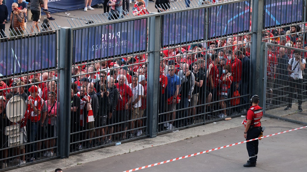 Fans des FC Liverpool stehen beim Finale der Champions League trotz gültiger Tickets vor verschlossenen Stadion-Toren.