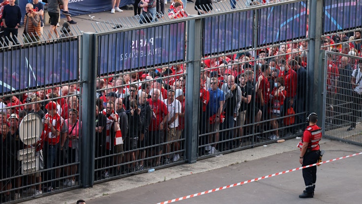 Fans des FC Liverpool stehen beim Finale der Champions League trotz gültiger Tickets vor verschlossenen Stadion-Toren.