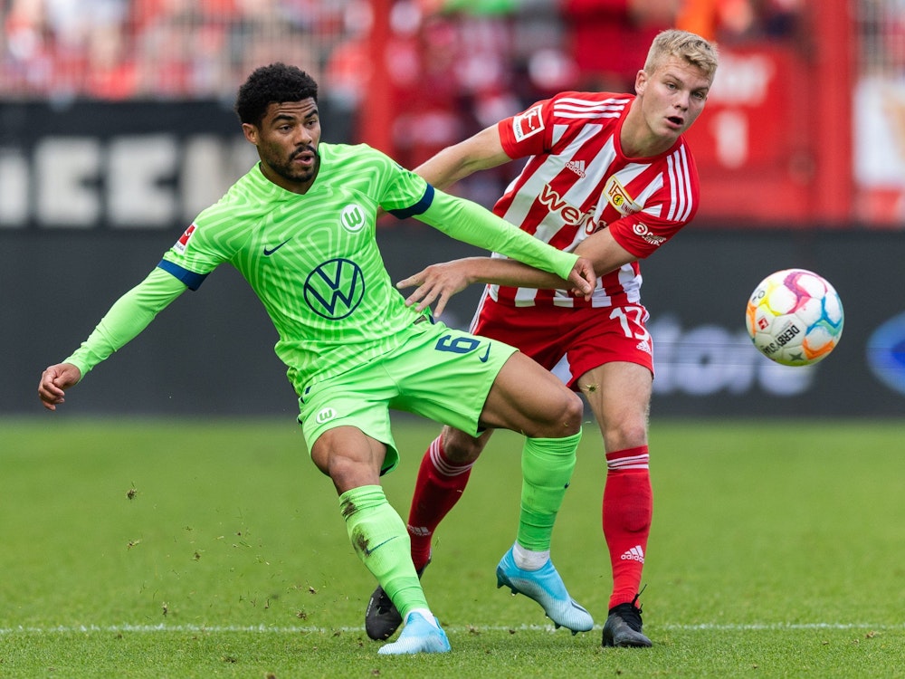 Paulo Otavio vom VfL Wolfsburg versucht, den Ball vor Andras Schäfer (Union Berlin) zu spielen.