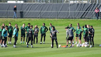 Das Team von Borussia Mönchengladbach hat nach der Länderspielpause am 8. Bundesliga-Spieltag das Auswärtsspiel bei Werder Bremen vor der Brust. Das Foto zeigt das Team beim Training am 29. September 2022 auf dem Platz im Borussia-Park.