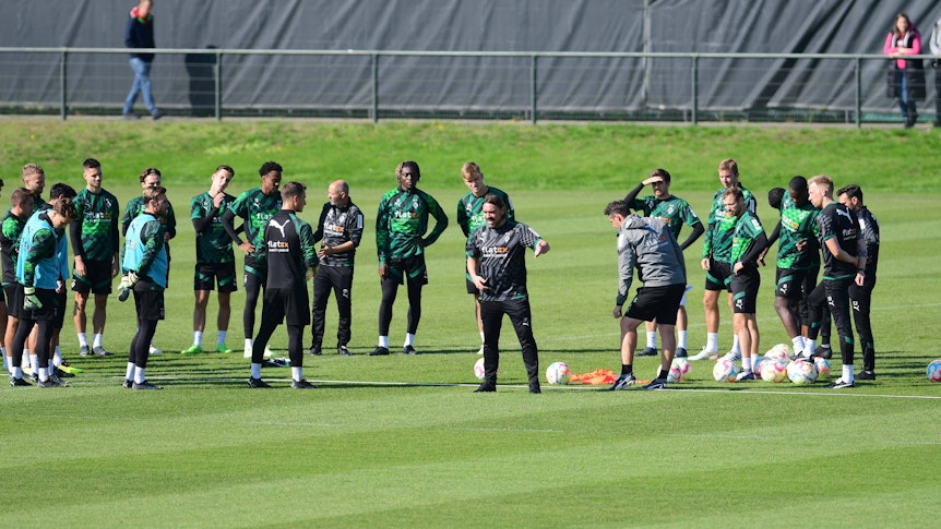 Das Team von Borussia Mönchengladbach hat nach der Länderspielpause am 8. Bundesliga-Spieltag das Auswärtsspiel bei Werder Bremen vor der Brust. Das Foto zeigt das Team beim Training am 29. September 2022 auf dem Platz im Borussia-Park.