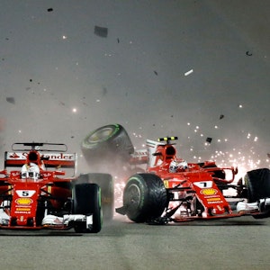 Ferrari-Pilot Kimi Räikkönen crasht am Start mit seinem Ferrari-Kollegen Sebastian Vettel.