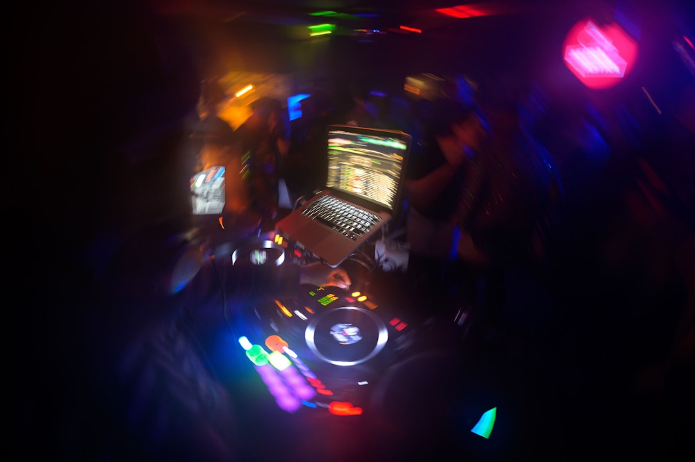 Partygänger tanzen vor einem DJ-Pult in einem Club im Schanzenviertel. Symbolbild.