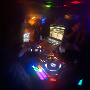 Partygänger tanzen vor einem DJ-Pult in einem Club im Schanzenviertel. Symbolbild.