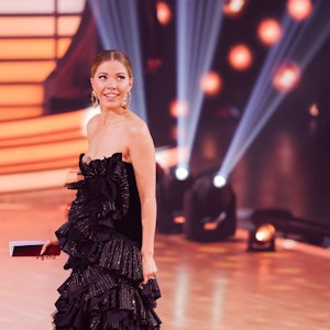 Victoria Swarovski steht in einem schwarzen Abendkleid bei der RTL-Tanzshow „Let’s Dance“ im Coloneum.