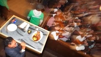 Nach einem Essen in einem Festzelt auf dem Münchner Oktoberfest lässt die Rechnung staunen. Hier ein Symbolfoto von einer Gans in einem Festzelt.