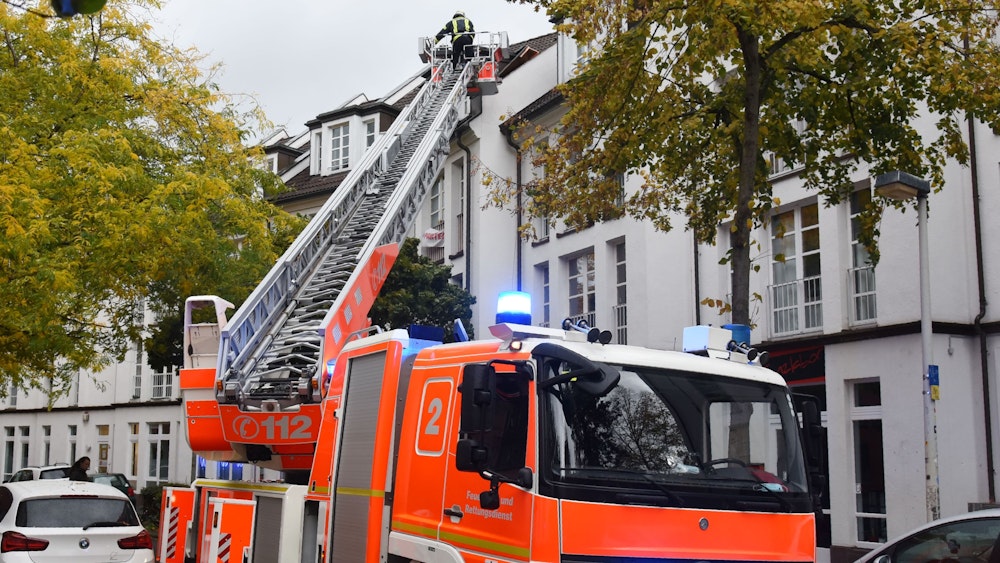 Die Bonner Feuerwehr musste zu einem Einsatz im Stadtteil Hardtberg ausrücken. Unser Symbolfoto vom 21. Oktober 2021 zeigt die Feuerwehr Bonn bei einem Einsatz in der Irmintrudisstraße.