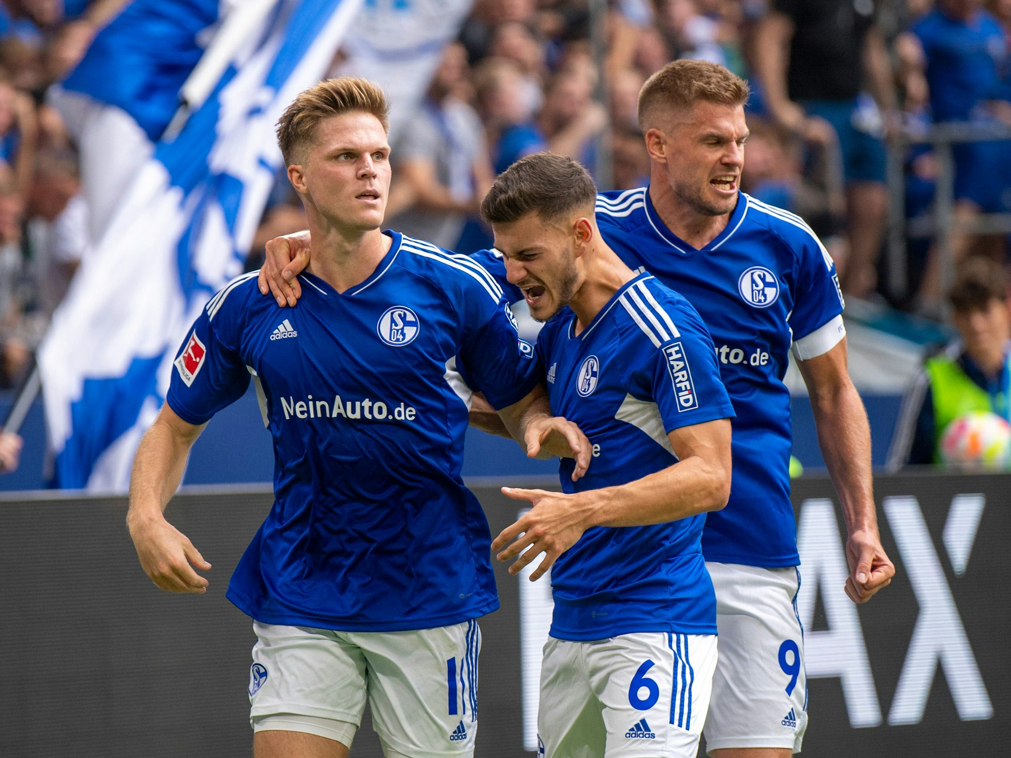 Schalkes Marius Bülter (l-r), Tom Krauß und Simon Terodde jubeln nach dem Tor zum 1:1.