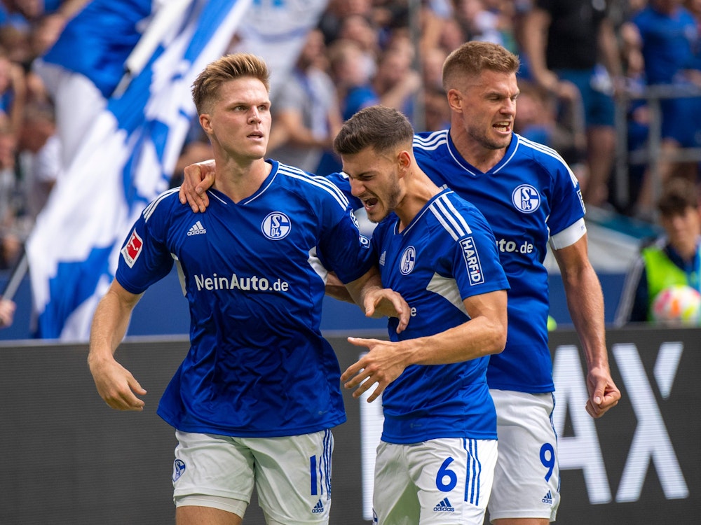 Schalkes Marius Bülter (l-r), Tom Krauß und Simon Terodde jubeln nach dem Tor zum 1:1.