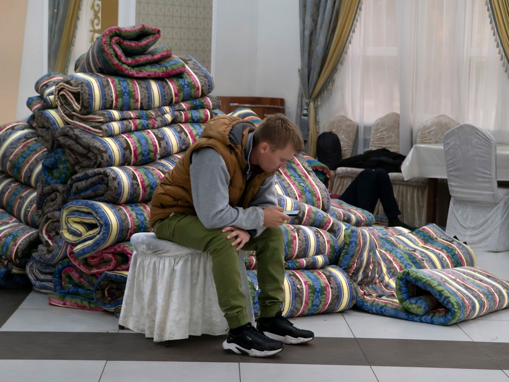 Ein russischer Mann ruht sich in einer provisorischen Unterkunft aus