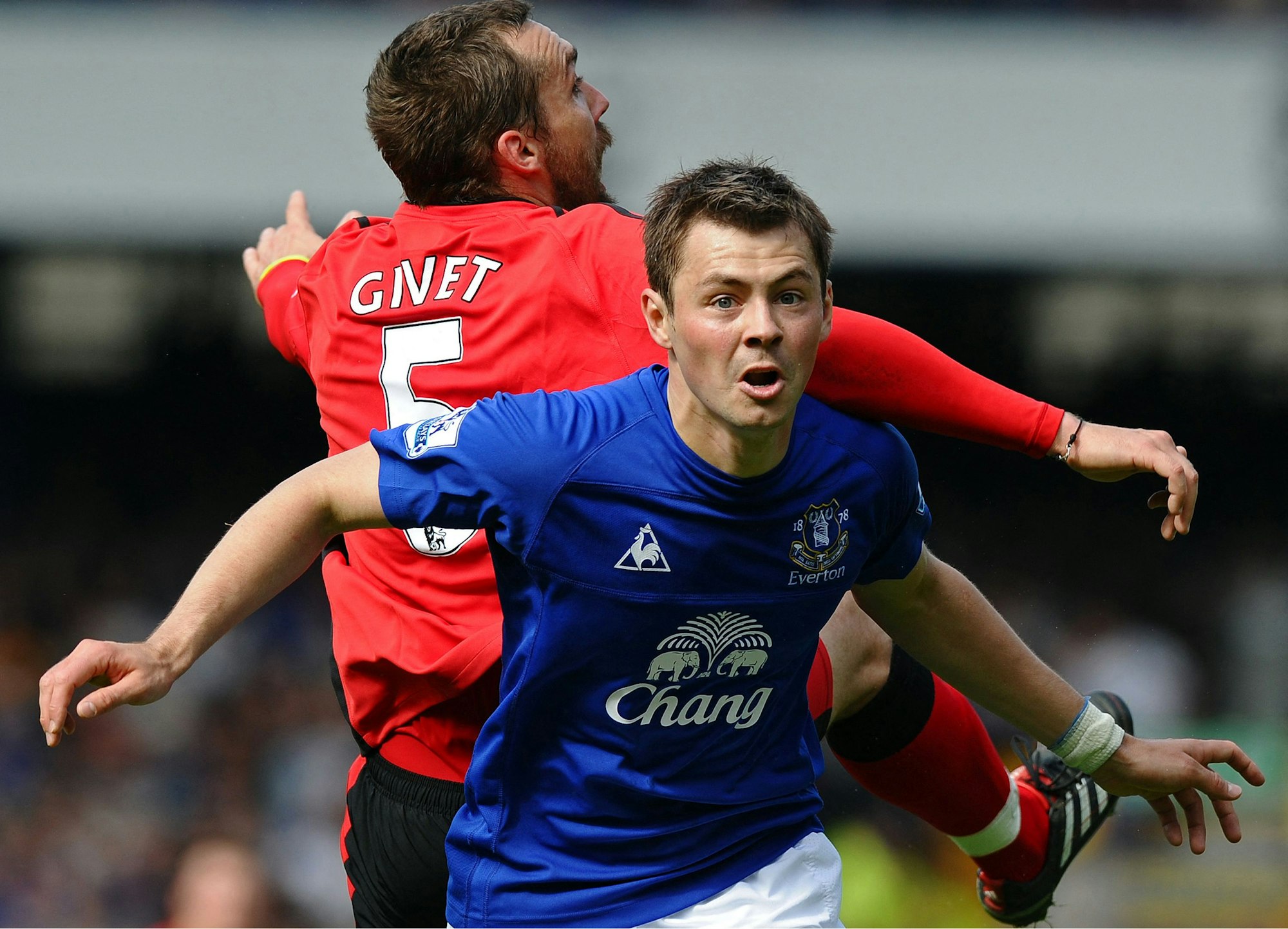 Dinijar Biljaletdinow beim Spiel des FC Everton gegen die Blackburn Rovers im Kampf um den Ball