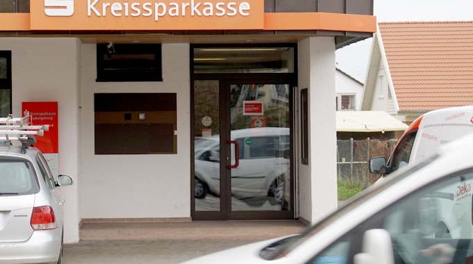 Das Symbolfoto vom 12. November 2020 zeigt den Eingang einer Kreissparkasse. Aktuell läuft ein Prozess vor dem Düsseldorfer Landgericht. Es geht um das Verschwinden von fast einer Million Euro.