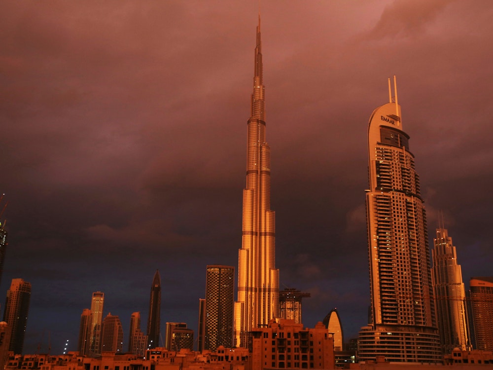 Der Burj Khalifa, das höchste Gebäude der Welt, wird während eines Regenschauers am 26. November 2018 von der Sonne angestrahlt.