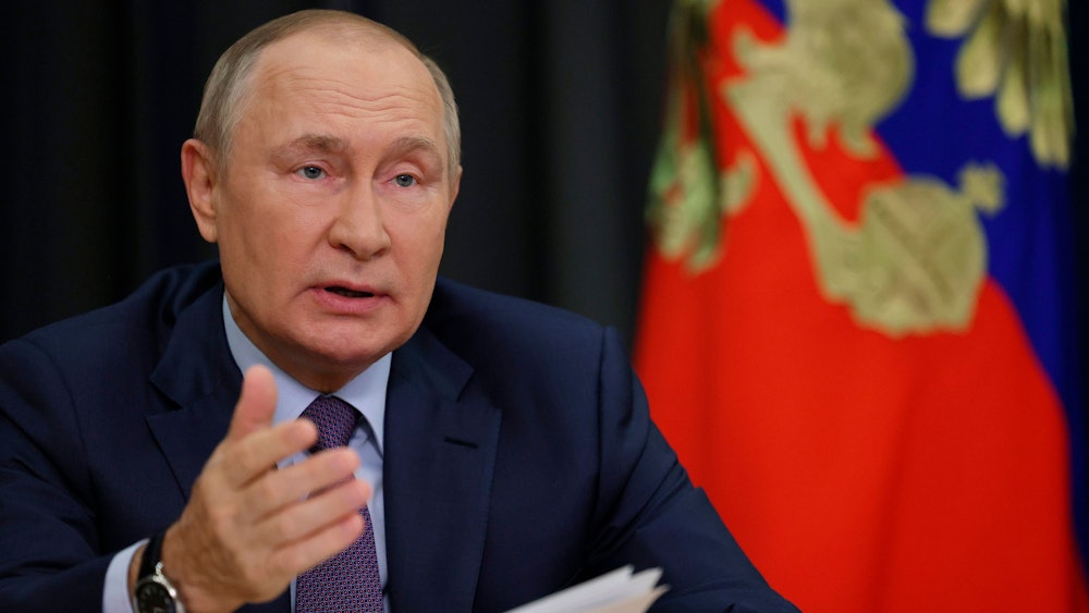 Wladimir Putin gestikuliert bei einem Regierungstermin in Sotschi. Seine Teilmobilmachung sorgt in Russland für viel Unruhe.