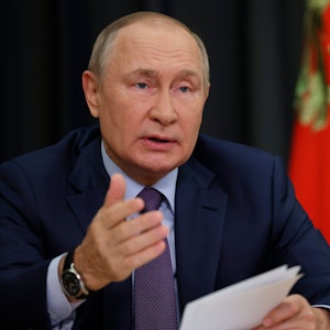 Wladimir Putin gestikuliert bei einem Regierungstermin in Sotschi. Seine Teilmobilmachung sorgt in Russland für viel Unruhe.