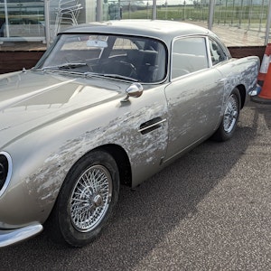 Ein silberner Aston Martin DB5 Stuntfahrzeug, das im neuen James-Bond-Film «Keine Zeit zu sterben» zum Einsatz kam, steht auf der Rennstrecke in Silverstone.