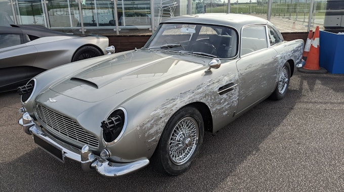 Ein silberner Aston Martin DB5 Stuntfahrzeug, das im neuen James-Bond-Film «Keine Zeit zu sterben» zum Einsatz kam, steht auf der Rennstrecke in Silverstone.