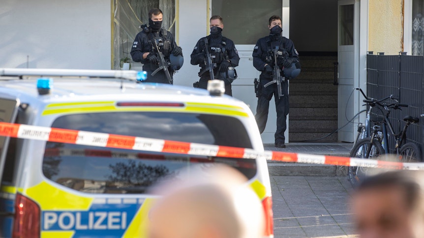 Einsatzkräfte der Polizei sperren am 30. September 2022 den Tatort in Dormagen-Hackenbroich ab.
