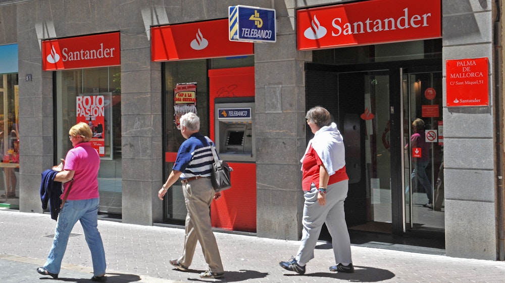 Reisende gehen am 24. Mai 2010 in Palma de Mallorca an einer Filiale der spanischen Bank Santander vorbei.