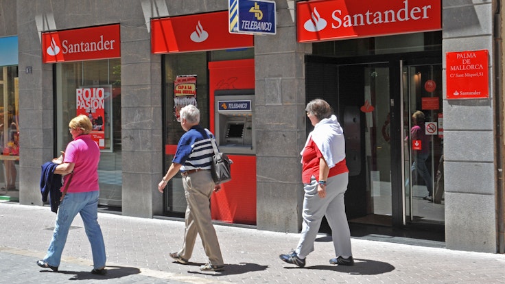 Reisende gehen am 24. Mai 2010 in Palma de Mallorca an einer Filiale der spanischen Bank Santander vorbei.