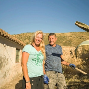 Jessica und Markus posieren in Spanien für ein Foto.