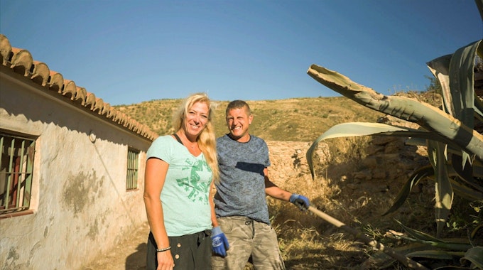 Jessica und Markus posieren in Spanien für ein Foto.