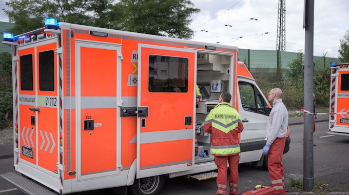 In Köln-Müngersdorf wurde eine Frau (34) von ihrem Ehemann mit einem Küchenmesser angegriffen und lebensgefährlich verletzt. Das Symbolfoto den Kölner Rettungsdienst bei einem Einsatz am 25. September 2019.