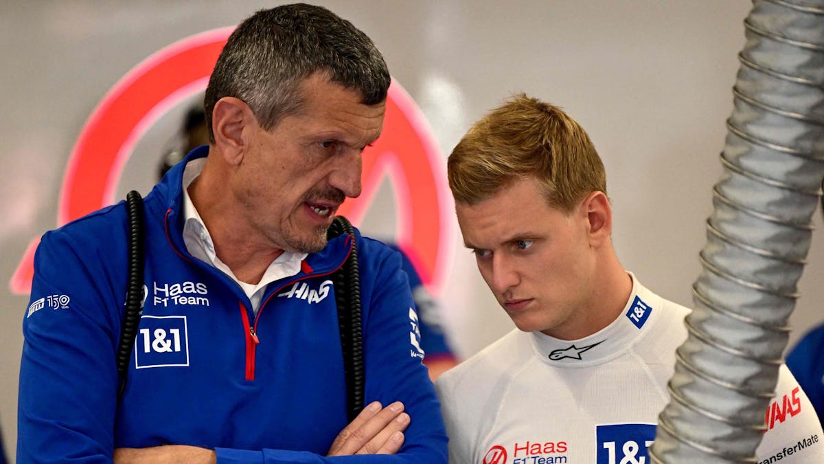 Mick Schumacher und Günther Steiner vor dem Rennen der Formel 1 in Zandvoort im Gespräch.