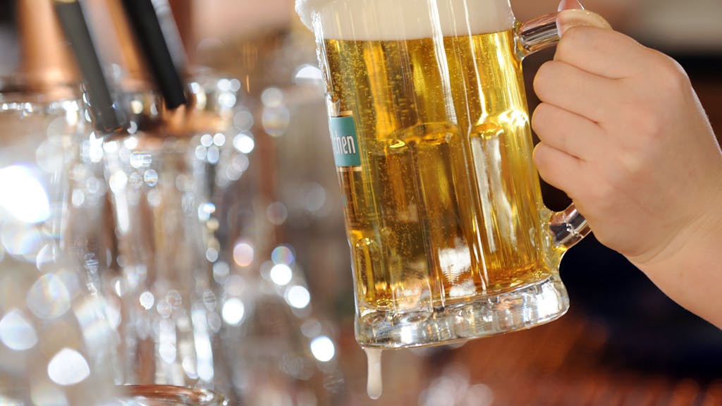 Der führende deutsche Bierhersteller, die Radeberger Gruppe, muss wegen steigenden Preisen Konsequenzen ziehen. Unser Foto zeigt, wie ein Glas Bier in einer Gastwirtschaft gezapft wird.
