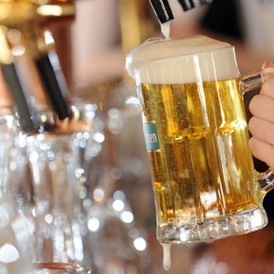 Der führende deutsche Bierhersteller, die Radeberger Gruppe, muss wegen steigenden Preisen Konsequenzen ziehen. Unser Foto zeigt, wie ein Glas Bier in einer Gastwirtschaft gezapft wird.