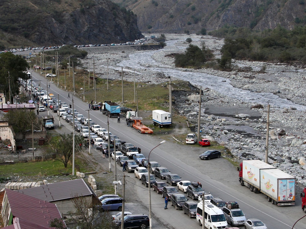 Autos stehen vor dem Grenzübergang Werchni Lars zwischen Georgien und Russland Schlange. Angesichts der vielen flüchtenden Kriegsdienstverweigerer hat die an Georgien grenzende russische Teilrepublik Nordossetien im Kaukasus Einreisebeschränkungen verhängt.