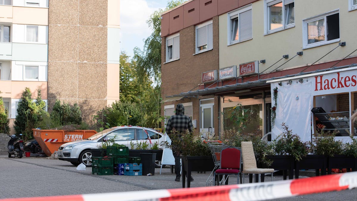 Im Dormagener Stadtteil Hackenbroich wurde am Freitag (30. September 2022) ein Mann im Kiosk erschossen. Das Foto zeigt den Tatort.