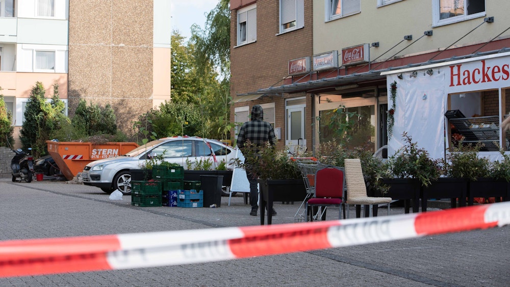 Im Dormagener Stadtteil Hackenbroich wurde am Freitag (30. September 2022) ein Mann im Kiosk erschossen. Das Foto zeigt den Tatort.
