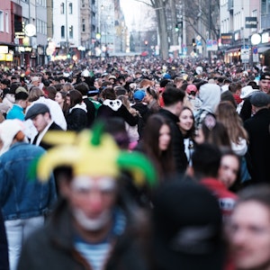 Junge Leute feiern auf der Zülpicher Straße Karneval.