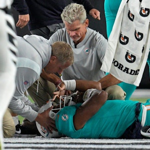 Tua Tagovailoa wird nach einem heftigen Teckling im NFL-Spiel der Miami Dolphins auf dem Feld behandelt