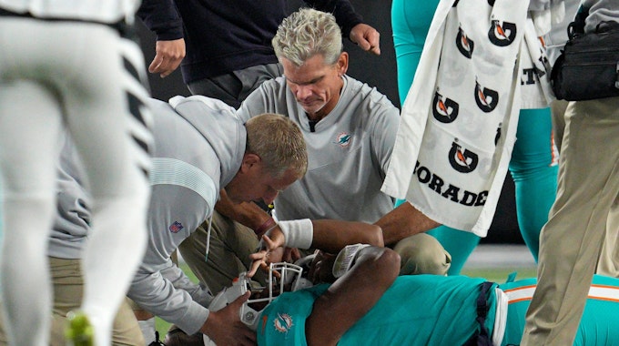 Tua Tagovailoa wird nach einem heftigen Teckling im NFL-Spiel der Miami Dolphins auf dem Feld behandelt