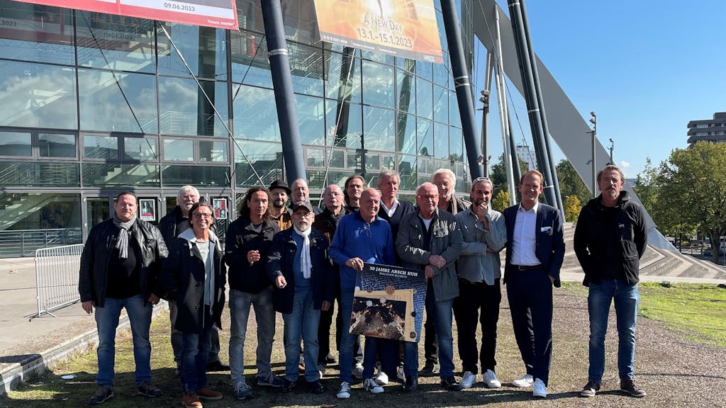 Gruppenbild von 30 Jahre „Arsch huh“ vor der Lanxess-Arena.
