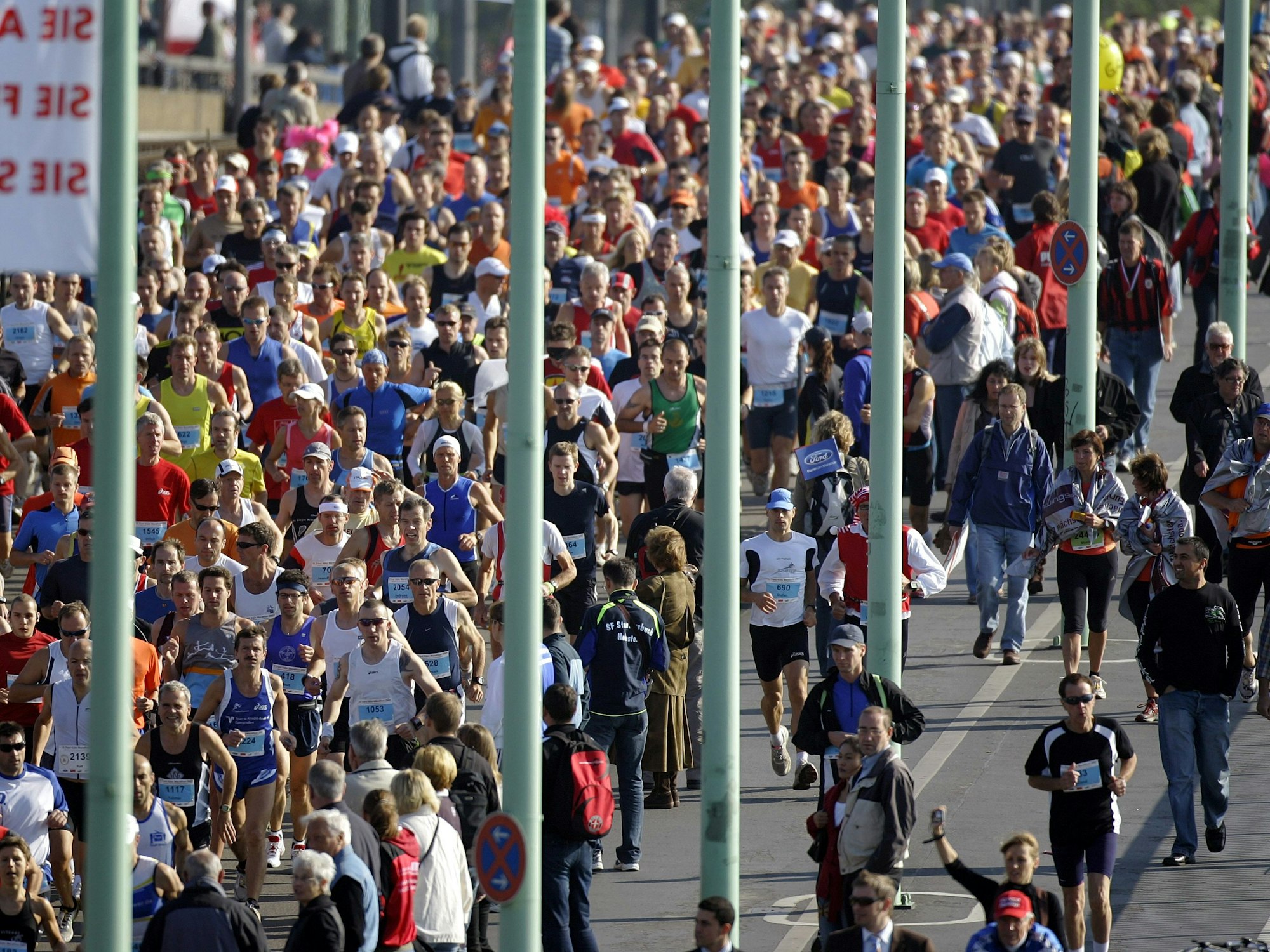 Hunderte Menschen laufen über die Deutzer Brücke in Köln.