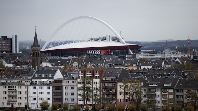 Die Lanxess-Arena (hier auf einem Archivbild von 2020 zu sehen) kündigt gleich zwei Mega-Stars für 2023 an.