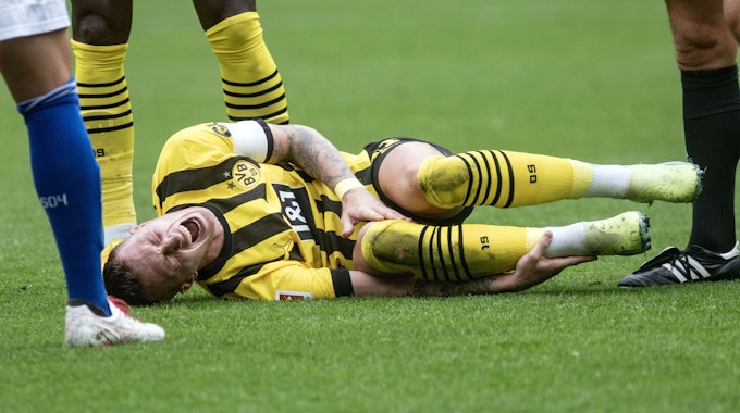 Marco Reus liegt nach einer Verletzung beim BVB-Derby gegen Schalke 04 verletzt am Boden und schreit vor Schmerzen