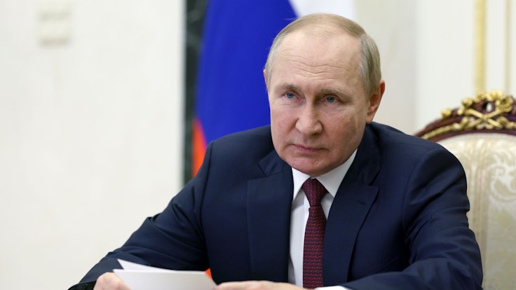 Das von der staatlichen russischen Nachrichtenagentur Sputnik via AP veröffentlichte Bild zeigt Wladimir Putin, Präsident von Russland, bei einem Treffen mit den Delegationsleitern der 18. Konferenz.