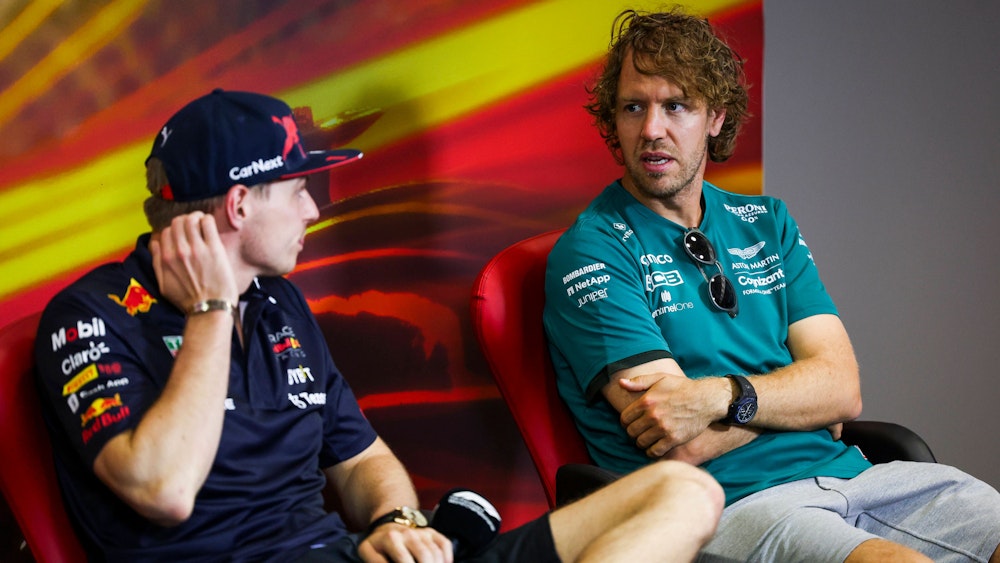 Max Verstappen und Sebastian Vettel auf einer Pressekonferenz.