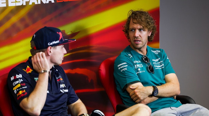 Max Verstappen und Sebastian Vettel auf einer Pressekonferenz.