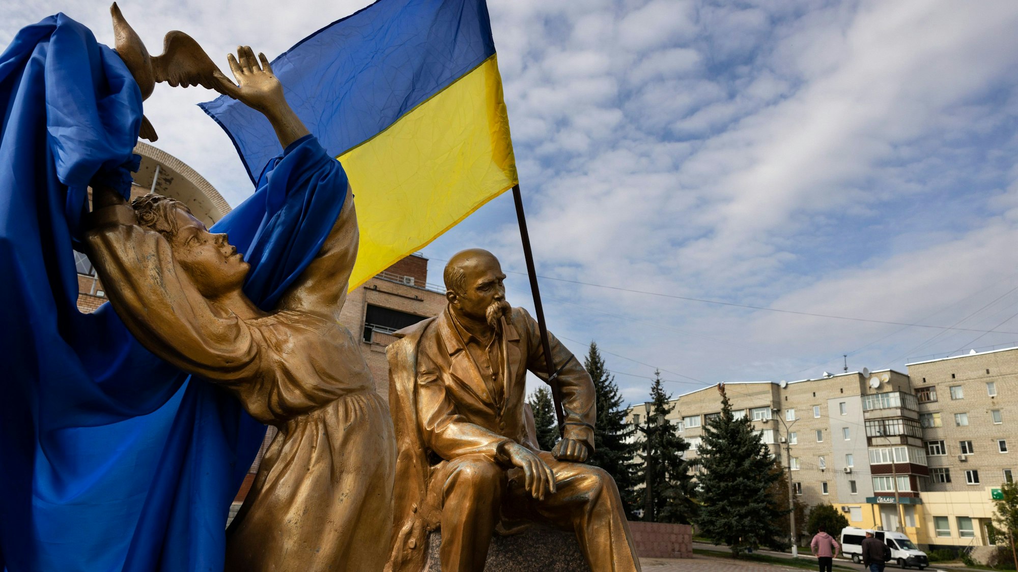 Ukrainische Flaggen wehen am 29. September 2022 auf dem Marktpkat in Balakiya, Ukraine.Getty Images
