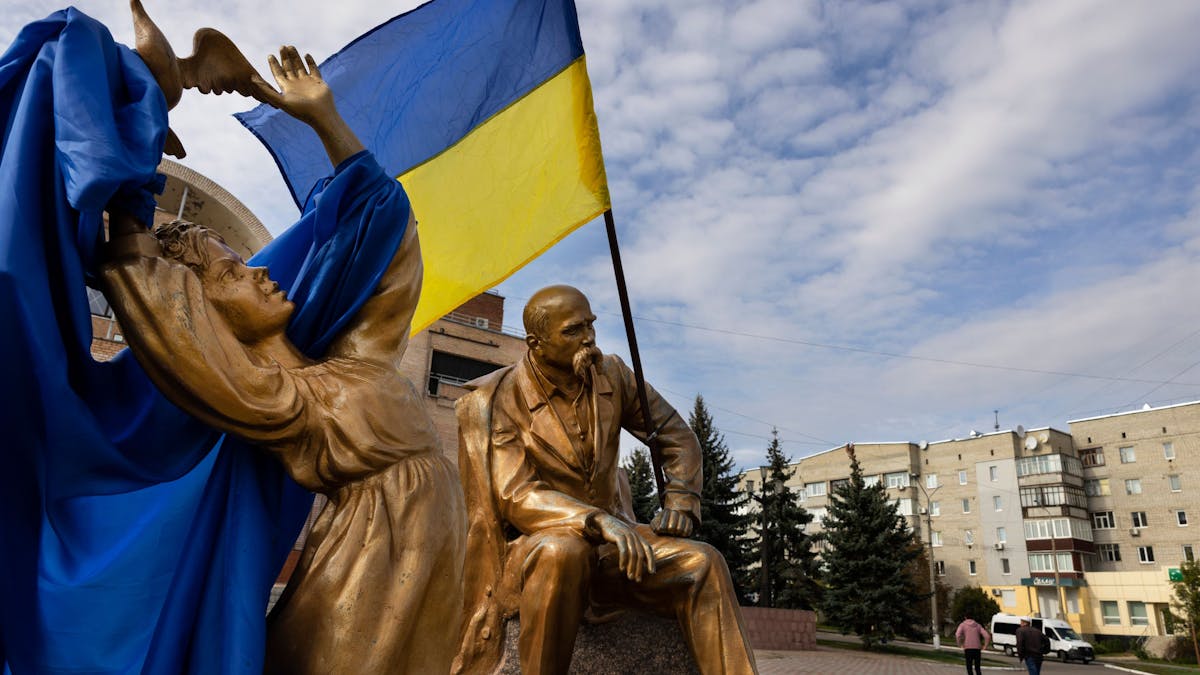 Ukrainische Flaggen wehen am 29. September 2022 auf dem Marktpkat in Balakiya, Ukraine.<br>Getty Images