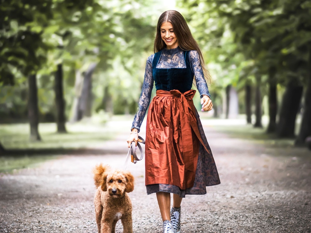 Cathy Hummels, hier gemeinsam mit Hund Moon bei einem Spaziergang.