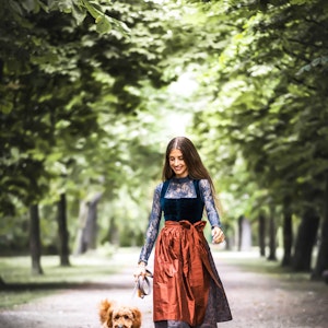 Cathy Hummels, hier gemeinsam mit Hund Moon bei einem Spaziergang.