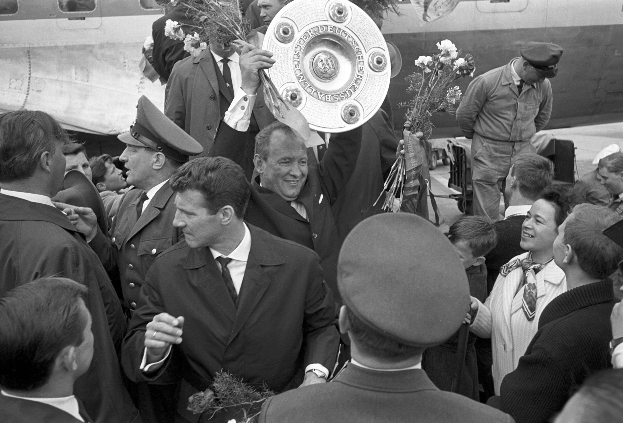 Trainer Georg Knöpfle feiert am 10. Mai 1964 die Meisterschaft mit dem 1. FC Köln